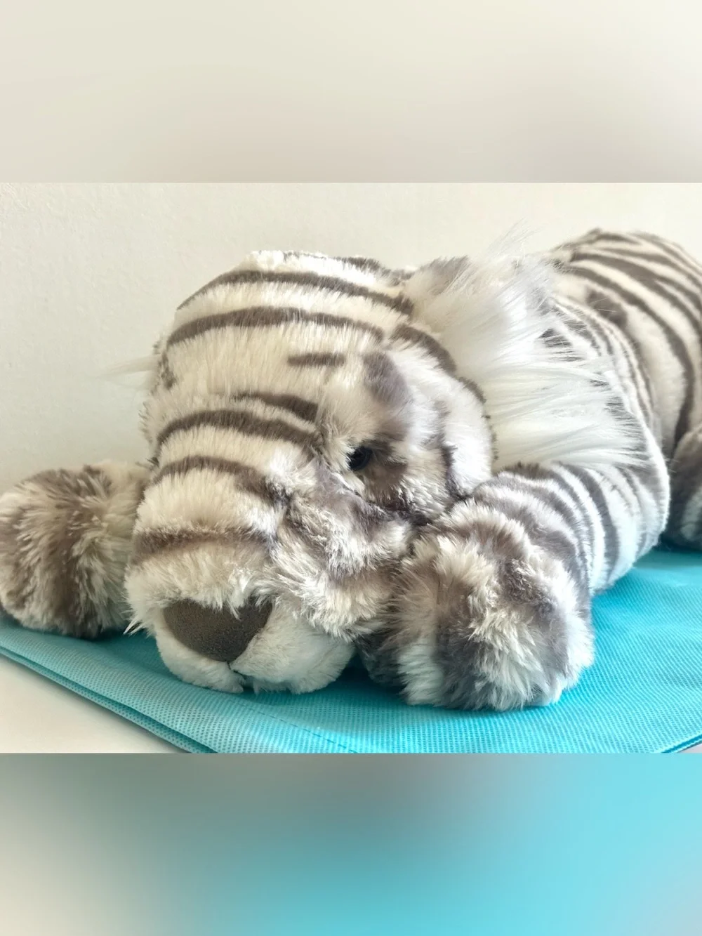 Jellycat Large Sacha Snow Tiger BNWT - 100% Authentic with Dust Bag